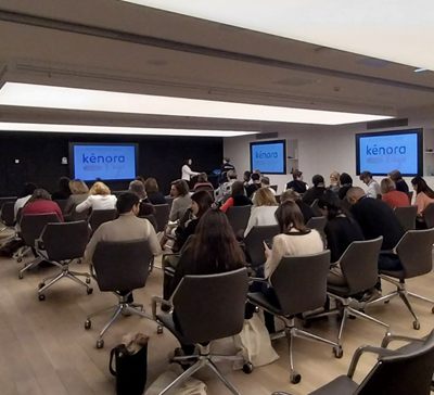 Les participants dans la salle de conférence, face aux écrans « Bienvenue aux Kénora Days 2025 »